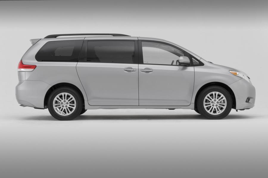  Toyota Sienna XLE 2010 года  (фото 6 из 7)